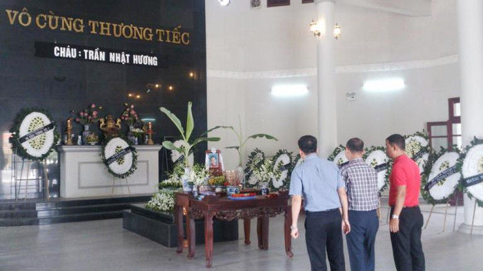 Sáng 29/8, gia đình đã làm lễ an táng cho cháu Hương tại nhà tang lễ bệnh viện Đức Giang. Sáng 29/8, gia đình đã làm lễ an táng cho cháu Hương tại nhà tang lễ bệnh viện Đức Giang.