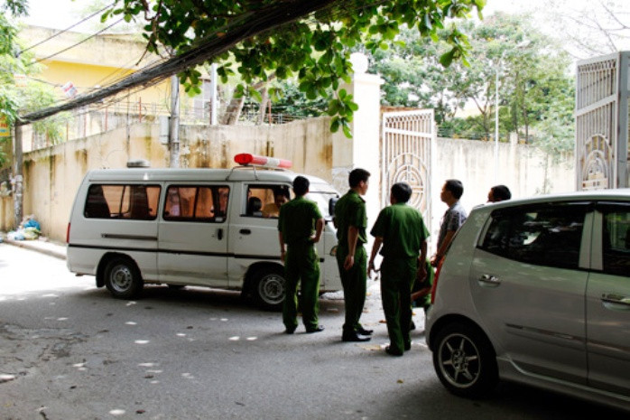 Đông đảo công an có mặt tại viện 19-8 khi bàn giao thi thể tử tù cho gia đình đưa về mai táng. (Ảnh: Petrotimes) Đông đảo công an có mặt tại viện 19-8 khi bàn giao thi thể tử tù cho gia đình đưa về mai táng. (Ảnh: Petrotimes)