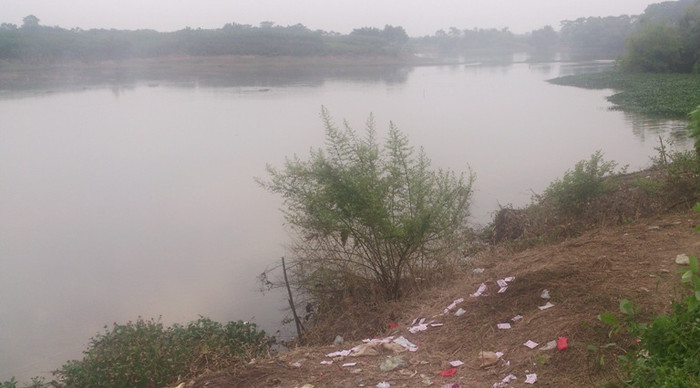 Đoạn sông Đáy - nơi phát hiện thi thể nạn nhân. Đoạn sông Đáy - nơi phát hiện thi thể nạn nhân.