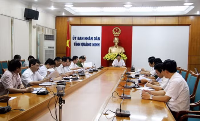 UBND tỉnh Quảng Ninh họp khẩn để triển khai công tác phòng, chống cơn bão số 5. (Ảnh: Báo Quảng Ninh)