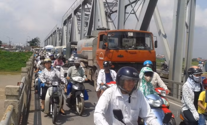 Cầu Đuống chiều đi Gia Lâm bị ùn tắc kéo dài.