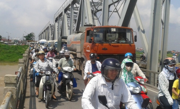 Cầu Đuống chiều đi Gia Lâm bị ùn tắc kéo dài.