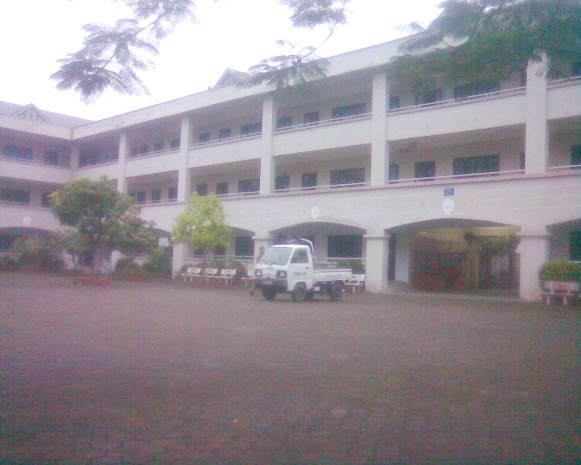 2 chiếc xe của lực lượng Công an có mặt tại khuôn viên trường THPT Dân lập Phương Nam vào chiều ngày 24/8. 2 chiếc xe của lực lượng Công an có mặt tại khuôn viên trường THPT Dân lập Phương Nam vào chiều ngày 24/8.