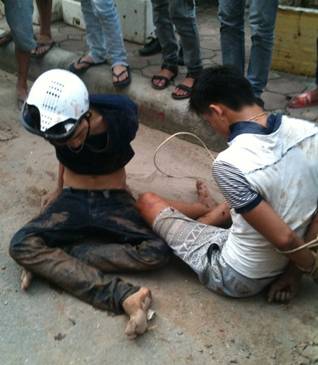 2 tên cướp bị người dân bắt gọn. 2 tên cướp bị người dân bắt gọn.
