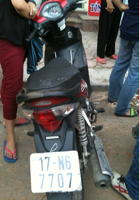 Chiếc xe máy của 2 kẻ cướp. Chiếc xe máy của 2 kẻ cướp.