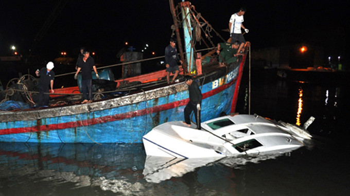 Tàu H29 được trục vớt vào bờ phục vụ cho công tác điều tra.