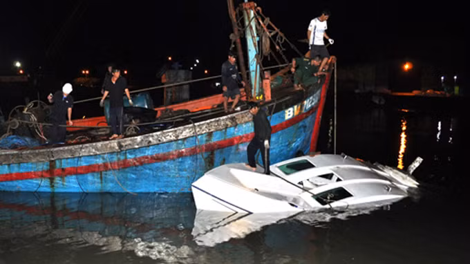 Tàu H29 được trục vớt vào bờ phục vụ cho công tác điều tra.