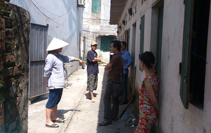 Người dân trong xóm trọ xôn xao về sự việc. Người dân trong xóm trọ xôn xao về sự việc.