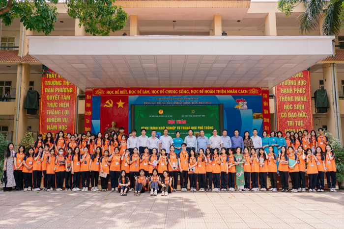 Đại biểu và học sinh lớp 12 chụp ảnh lưu niệm cuối hội thảo. Ảnh: NTCC Ảnh 13.jpg
