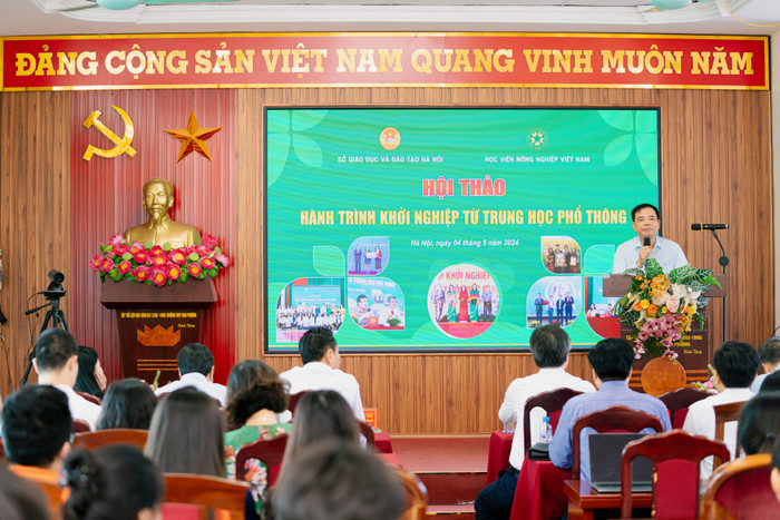 Tiến sĩ Nguyễn Xuân Cường - nguyên Ủy viên trung ương Đảng - Cố vấn cao cấp Học viện Nông nghiệp Việt Nam chia sẻ tại hội thảo. Ảnh: NTCC Ảnh 2 (2).jpg