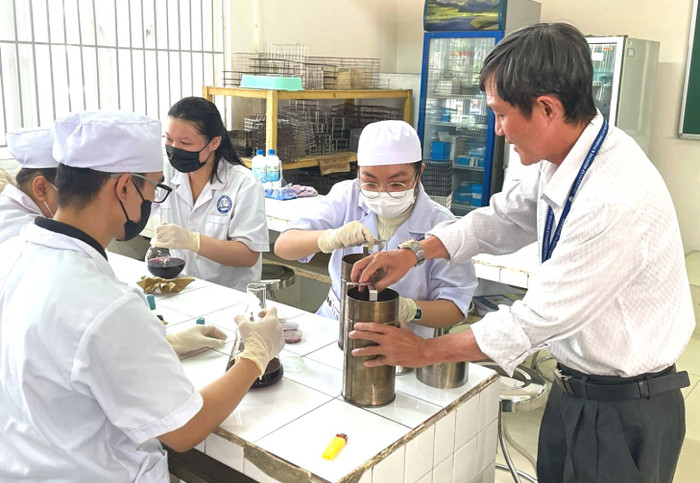 Sinh viên Khoa Điều dưỡng - Kỹ thuật y học, Trường Đại học Y dược Thành phố Hồ Chí Minh trong giờ học phân môn Vi sinh. Ảnh: NVCC sv y.png