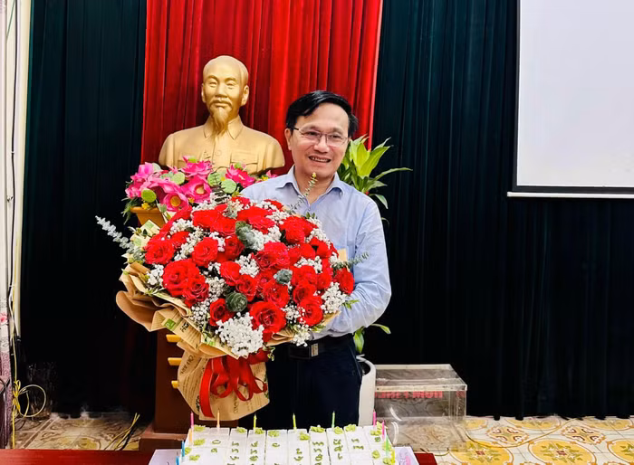 Thạc sĩ Nguyễn Minh Phi, Hiệu trưởng Trường Trung học phổ thông Hoàng Văn Thụ.png