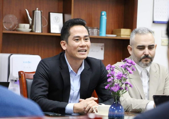 Thầy Lê Thanh Quân (bên trái)– Hiệu trưởng Trường Tiểu học và Trung học cơ sở Newton 5. Ảnh: Website nhà trường. 4e900e6947c69c98c5d7.jpg