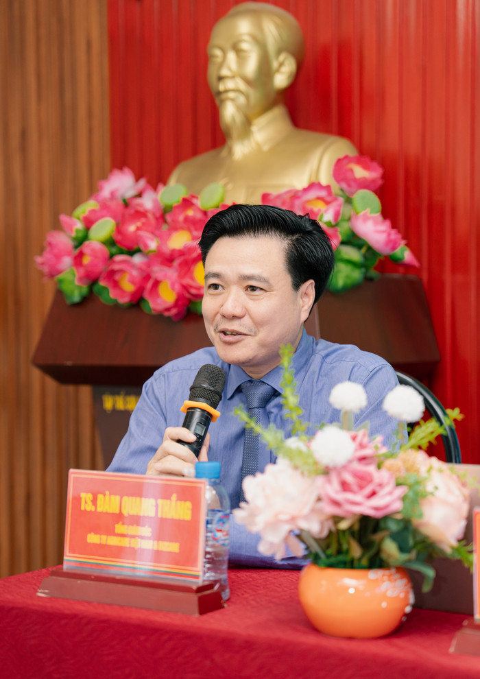Tiến sĩ Đàm Quang Thắng trả lời câu hỏi của học sinh. Ảnh: NTCC Ảnh 9.jpg