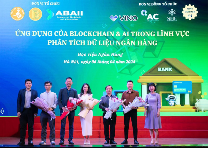 Các chuyên gia Hiệp hội Blockchain Việt Nam chia sẻ với sinh viên khoa Ngân hàng chủ đề “Ứng dụng của Blockchain và AI trong lĩnh vực phân tích dữ liệu ngân hàng”. Ảnh NTCC ẢNH 2 (2).jpg
