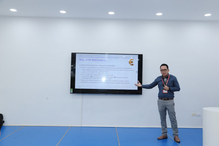 Ông Nguyễn Bình Minh thuyết trình về cách tìm kiếm khách hàng cho các dự án khởi nghiệp. Anh5.jpg