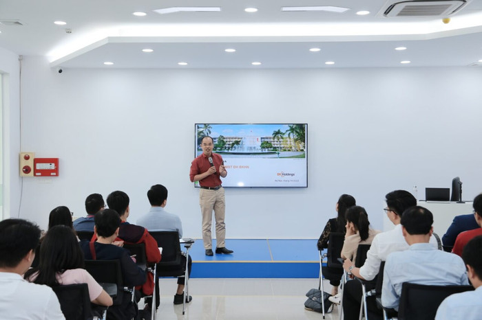 Ông Phạm Tuấn Hiệp trao đổi cùng giảng viên, sinh viên Đại học Bách khoa Hà Nội. Anh4.jpg