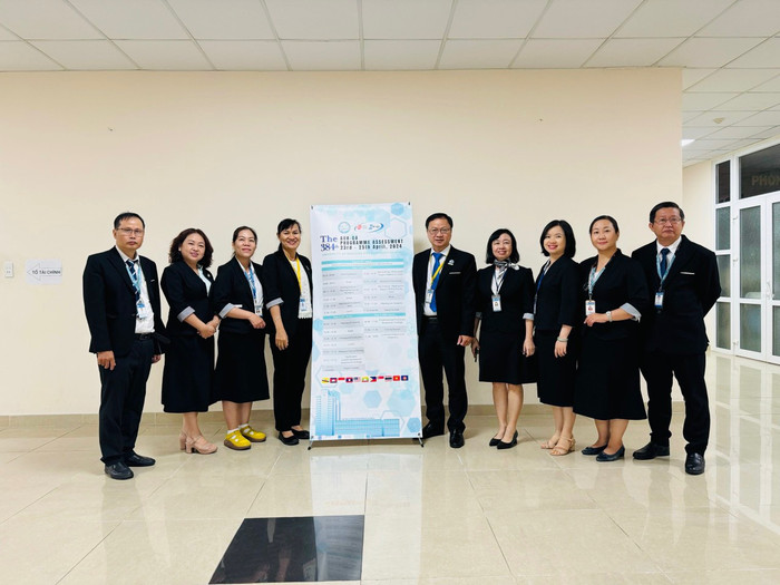 Tiến sĩ, Bác sĩ Trần Thị Huệ Vân, Trưởng Bộ môn Kỹ thuật xét nghiệm y học, Trường Đại học Y Dược Thành phố Hồ Chí Minh (thứ 4 từ trái qua phải) cùng các giảng viên trong khoa. (Ảnh NVCC) y dược tphcm.jpeg
