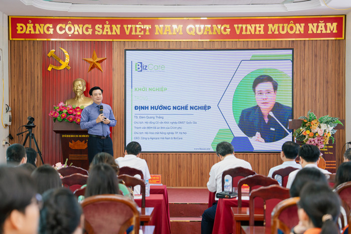 Hội thảo “Hành trình khởi nghiệp từ trung học phổ thông” tại Trường Trung học phổ thông Đan Phượng. Ảnh: NTCC Ảnh 5 (3).jpg