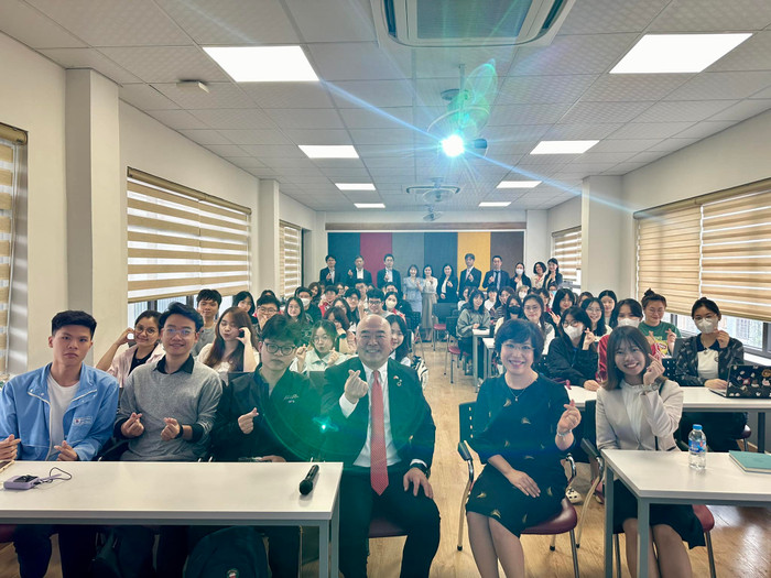 Ông Shimizu Shinichirou – Phó Chủ tịch kiêm Giám đốc điều hành Hãng hàng không Nhật Bản làm diễn giả trong một giờ học chuyên đề của Khoa tiếng Nhật, Trường Đại học Ngoại Thương. Ảnh: NVCC Anh2.jpg