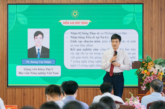 Tiến sĩ Dương Văn Nhiệm - Giảng viên Khoa Thú y, Học viện Nông nghiệp Việt Nam chia sẻ về “Hoạt động khởi nghiệp của sinh viên Học viện Nông nghiệp Việt Nam”. Ảnh: NTCC Ảnh 4 (1).jpg