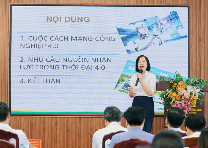 Phó Giáo sư, Tiến sĩ Bùi Thị Nga - Giảng viên cao cấp Khoa Du lịch và Ngoại ngữ, Học viện Nông nghiệp Việt Nam chia sẻ về chủ đề “Nhu cầu nguồn nhân lực trong thời đại 4.0”. Ảnh: NTCC Ảnh 3 (1).jpg