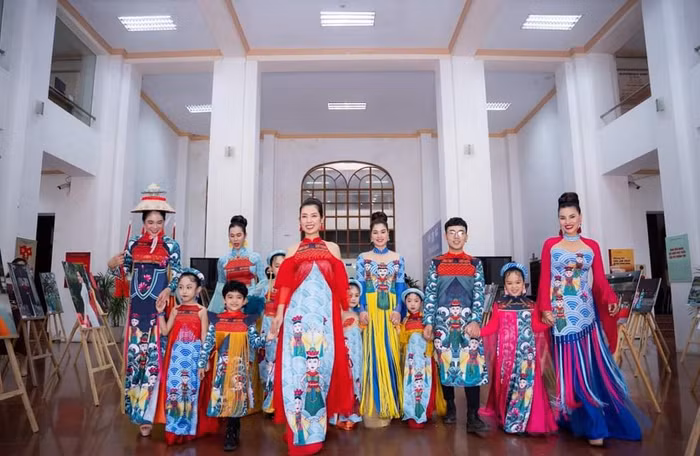 Bộ sưu tập "Múa rối nước" của Nhà Thiết kế Nhật Thực duy nhất được chọn tham dự trình diễn tại lễ khai mạc công bố dự án "Quảng bá du lịch và xúc tiến thương mại trong chuyển đổi số Việt Nam 2022". (Ảnh: NVCC)