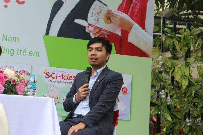 Tác giả Hoàng Anh Đức chia sẻ tại buổi ra mắt sách.