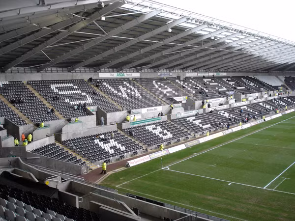 BXH 20 SVĐ Premier League: Old Trafford xách dép Etihad & Emirates ảnh 10