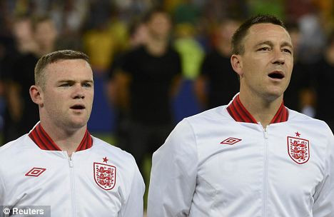 Rooney cùng Terry hát quốc ca hăng say Rooney cùng Terry hát quốc ca hăng say