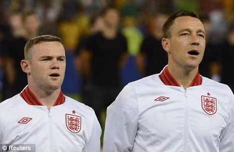 Rooney cùng Terry hát quốc ca hăng say