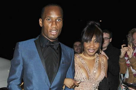 Drogba cùng vợ trong đêm từ thiện Drogba cùng vợ trong đêm từ thiện