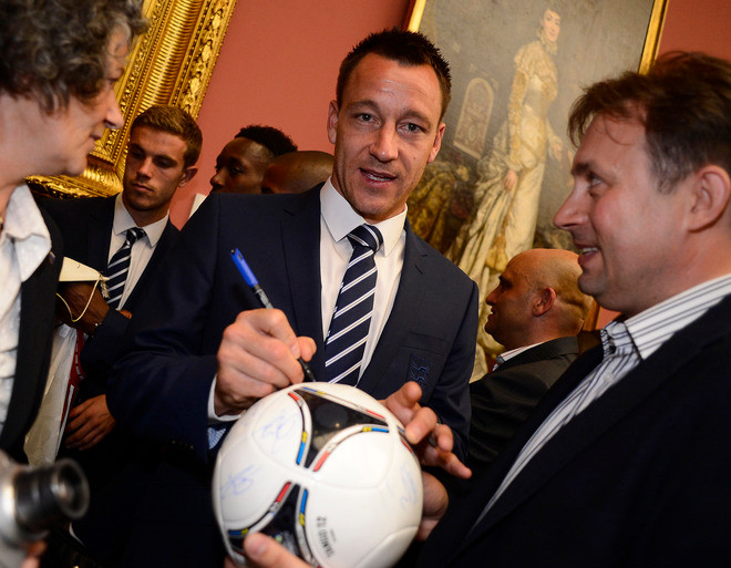 Dù là các chính trị gia nhưng giới quan chức Krakow vẫn không quên tình yêu dành cho sao bóng đá Dù là các chính trị gia nhưng giới quan chức Krakow vẫn không quên tình yêu dành cho sao bóng đá