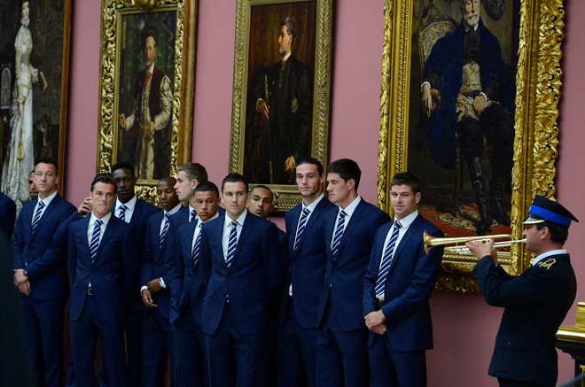 ĐT Anh xếp hàng chờ các quan chức địa phương ĐT Anh xếp hàng chờ các quan chức địa phương