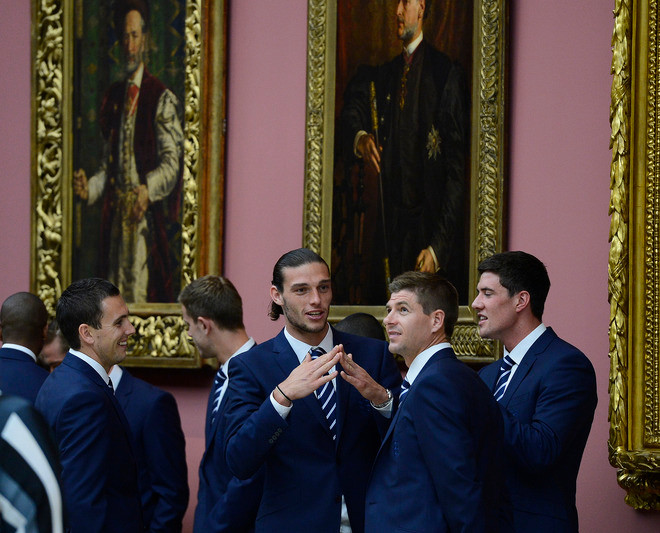 Họ tranh thủ trò truyện Họ tranh thủ trò truyện