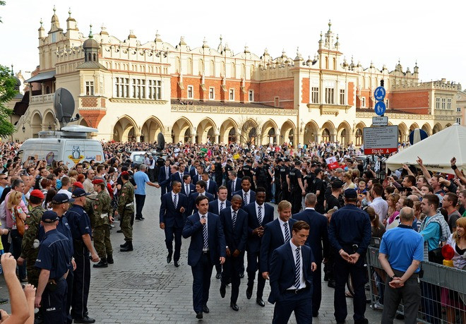 Trong vòng vây, các tuyển thủ Anh vẫn dõng dạc đi như thể họ là những người anh hùng của Krakow Trong vòng vây, các tuyển thủ Anh vẫn dõng dạc đi như thể họ là những người anh hùng của Krakow