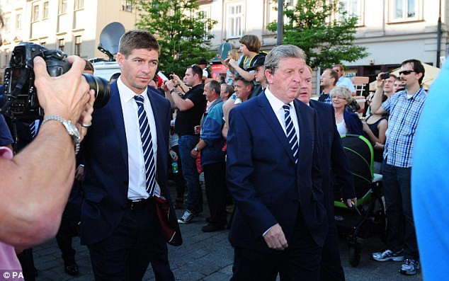 HLV Hodgson dẫn đầu đoàn HLV Hodgson dẫn đầu đoàn