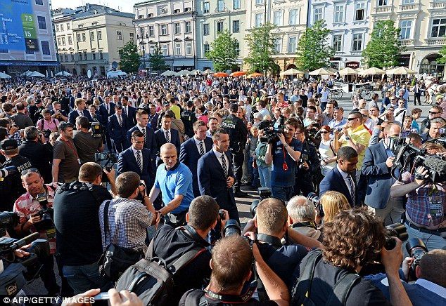 Hàng trăm NHM đã vây lấy dàn sao Tam sư Hàng trăm NHM đã vây lấy dàn sao Tam sư