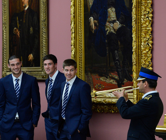 Và thích thú chiêm ngưỡng xung quanh Và thích thú chiêm ngưỡng xung quanh