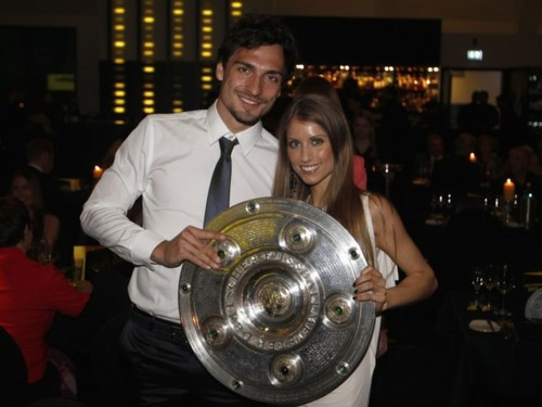 Trung vệ Hummels cùng bạn gái Trung vệ Hummels cùng bạn gái