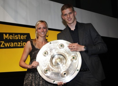 Còn đây là tiền vệ Sven Bender và nửa kia của mình Còn đây là tiền vệ Sven Bender và nửa kia của mình