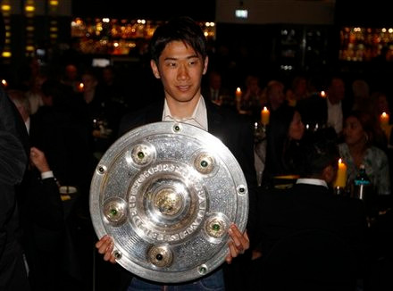 Trong khi ngôi sao người Nhật, Kagawa lại đơn phương độc mã cùng Đĩa bạc Trong khi ngôi sao người Nhật, Kagawa lại đơn phương độc mã cùng Đĩa bạc