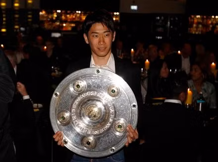 Trong khi ngôi sao người Nhật, Kagawa lại đơn phương độc mã cùng Đĩa bạc