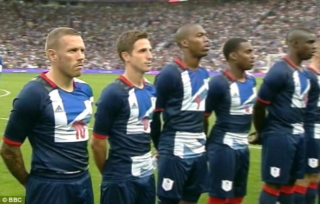 Bellamy và Joe Allen không hề hé môi khi bài quốc ca của Anh vang lên