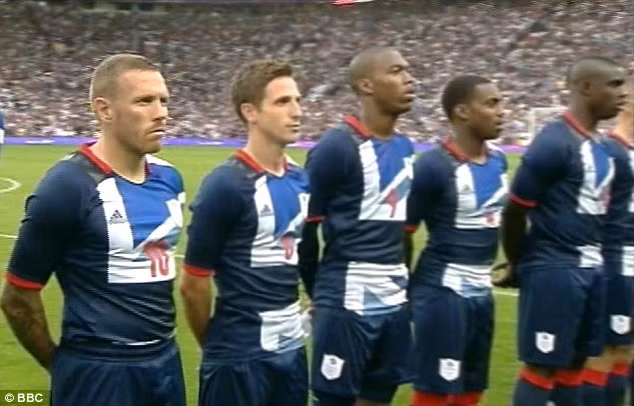 Bellamy và Joe Allen không hề hé môi khi bài quốc ca của Anh vang lên