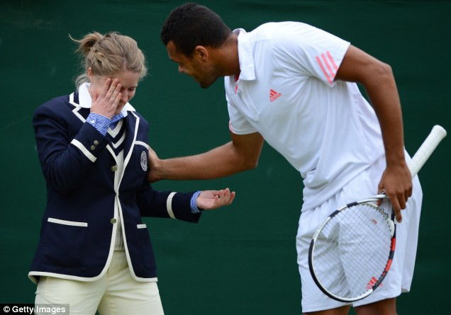 Tay vợt người Pháp tỏ ra rất ân cần Tay vợt người Pháp tỏ ra rất ân cần