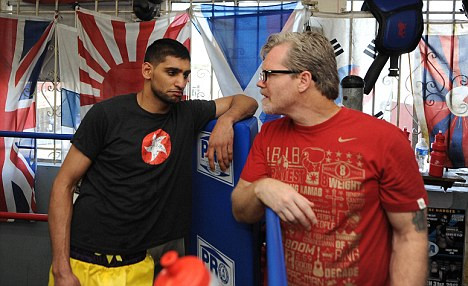 Amir Khan vừa chia tay với HLV sau những bất đồng mà đỉnh điểm là việc tay đấm này nhổ nước bọt vào mặt thầy Amir Khan vừa chia tay với HLV sau những bất đồng mà đỉnh điểm là việc tay đấm này nhổ nước bọt vào mặt thầy