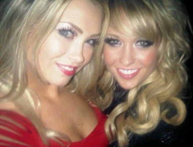 Sophie Reade (trái) bên cạnh người bạn đã cướp Balotelli Sophie Reade (trái) bên cạnh người bạn đã cướp Balotelli