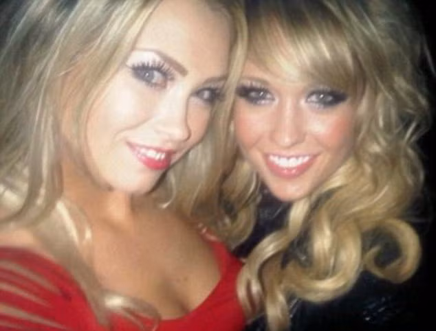 Sophie Reade (trái) bên cạnh người bạn đã cướp Balotelli