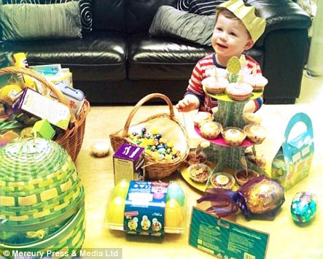 Nhóc Kai nhà Rooney thích thú với cả núi bánh kẹo trước mặt Nhóc Kai nhà Rooney thích thú với cả núi bánh kẹo trước mặt